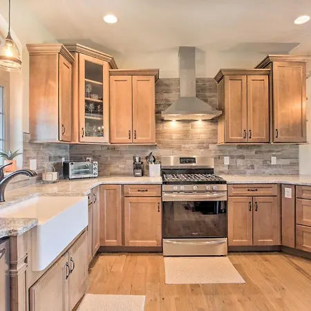New Paltz Home With Fire Pit And Gas Fireplace!