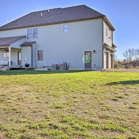 New Paltz Home With Fire Pit And Gas Fireplace!